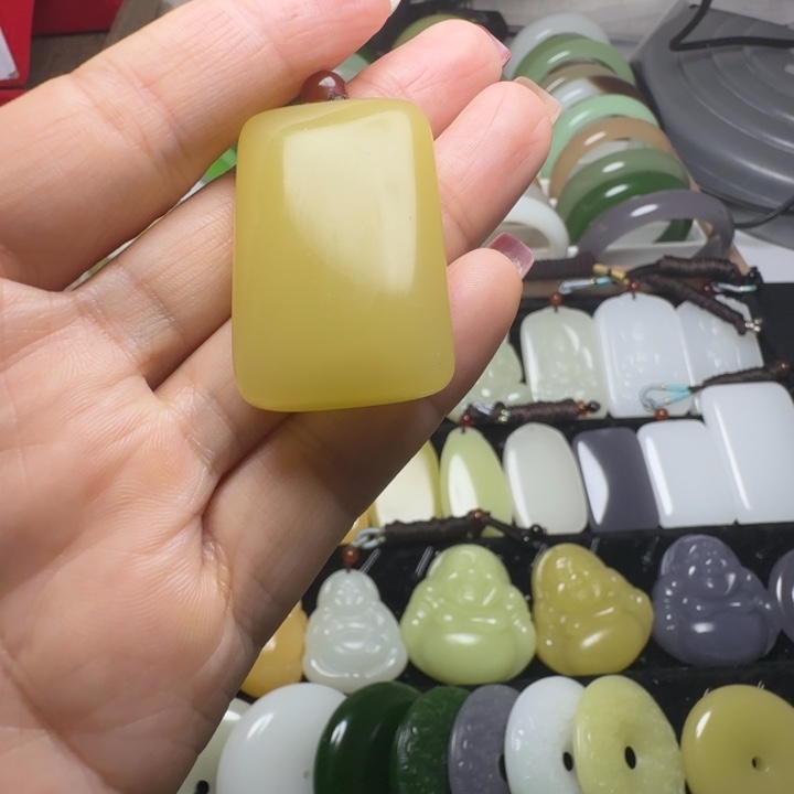 天然新疆老料色标黄无事牌吊坠