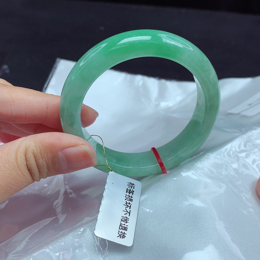 翡翠手镯未镶嵌51圈185