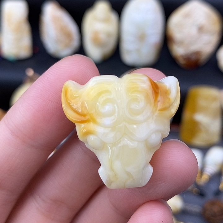 裸石琥珀未镶嵌牛头吊坠背云三通c82