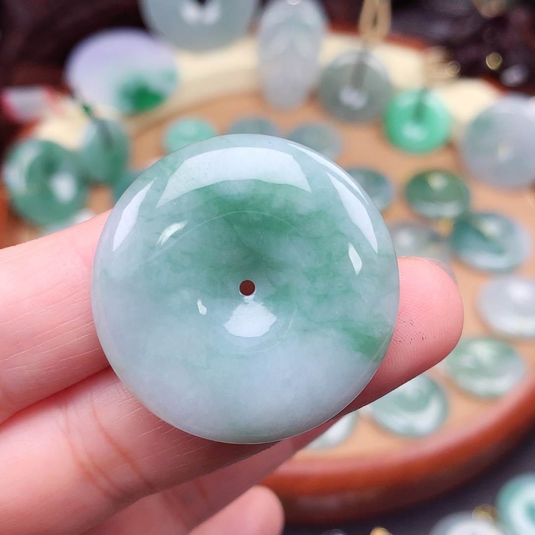 翡翠未镶嵌颈饰平安扣