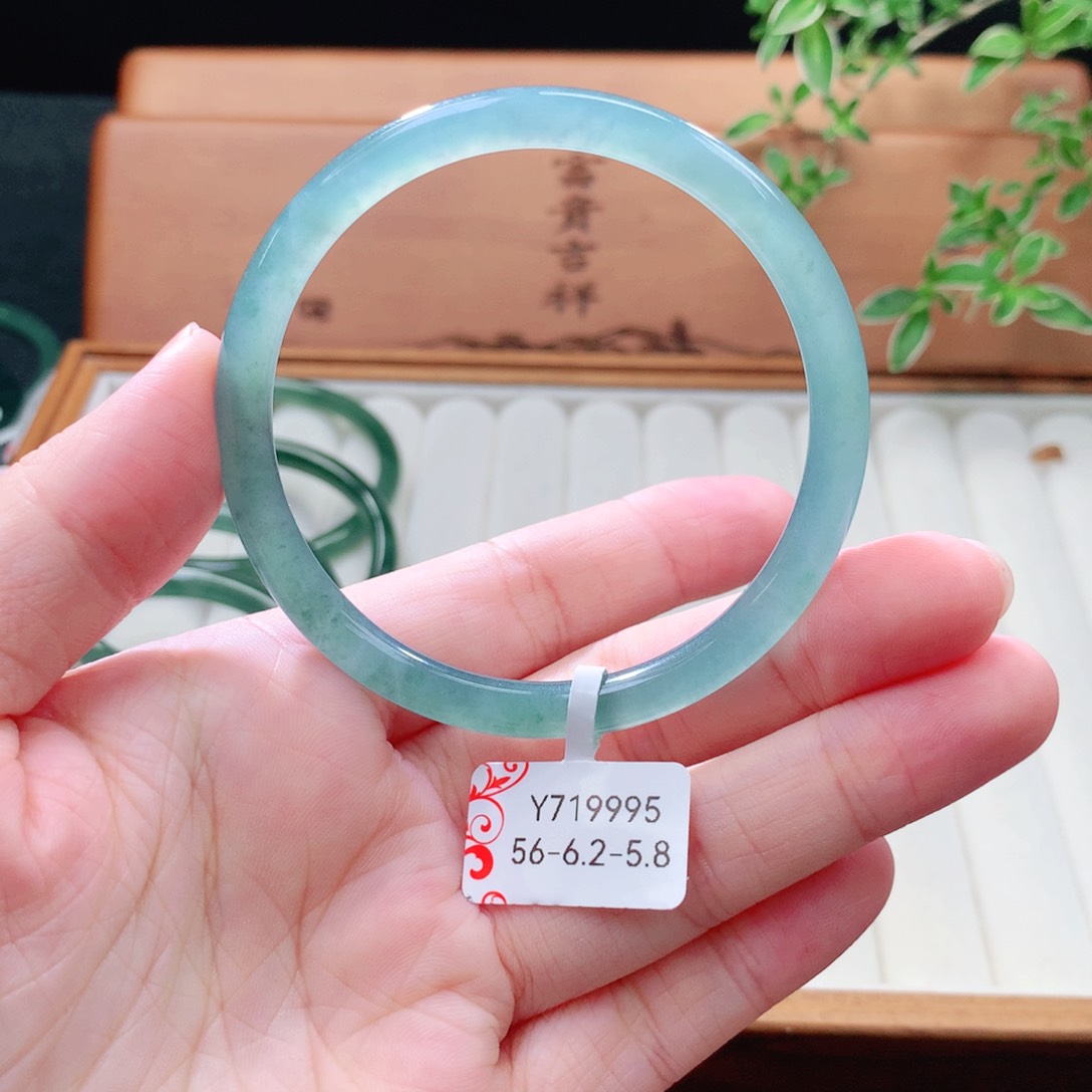 未镶嵌手镯（圆镯）翡翠