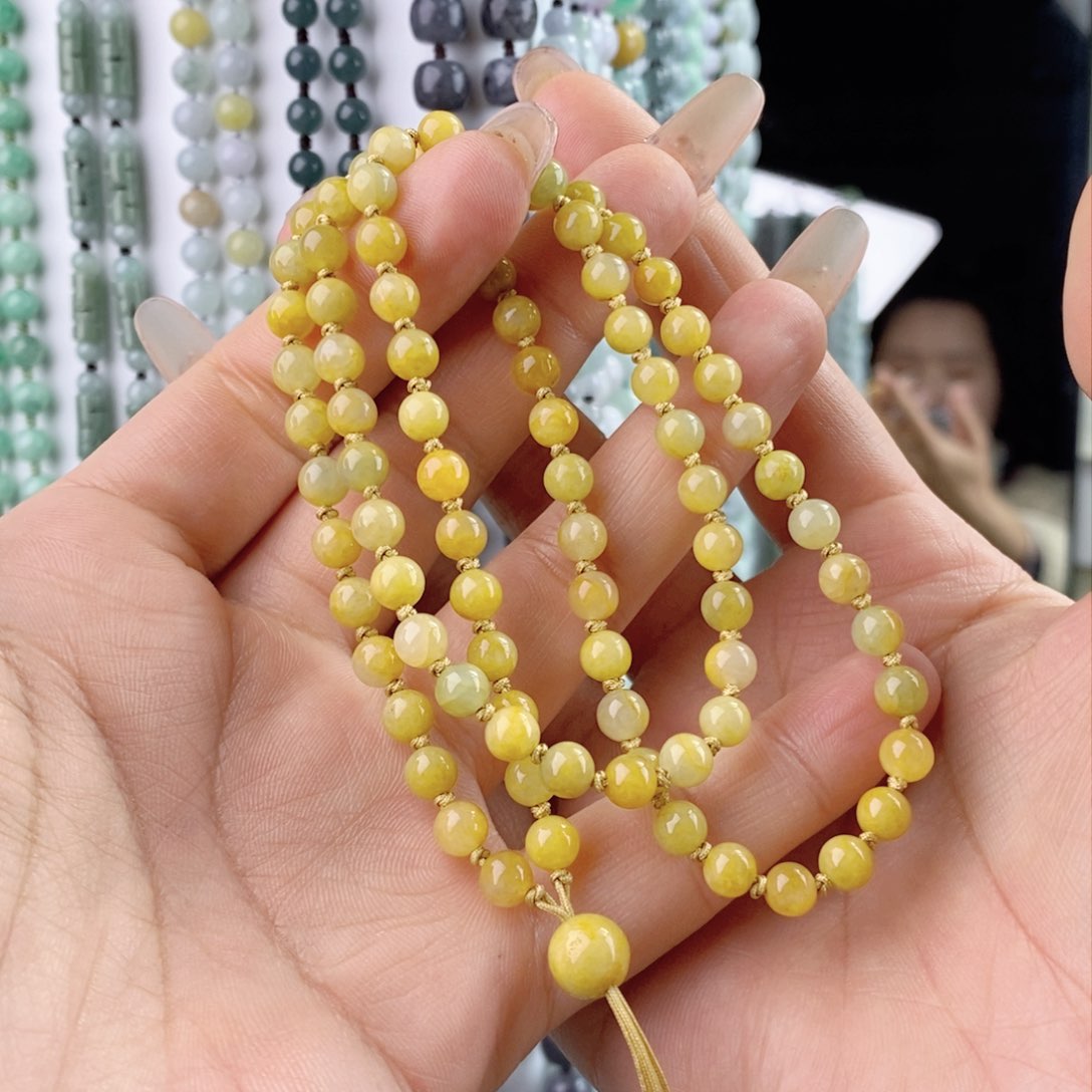 翡翠颈饰未镶嵌刚*?