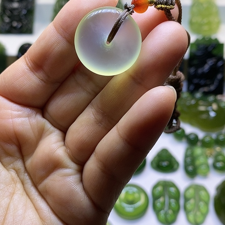 蛇纹石玉颈饰未镶嵌