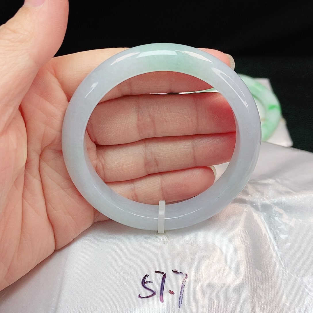 翡翠手镯未镶嵌正圈