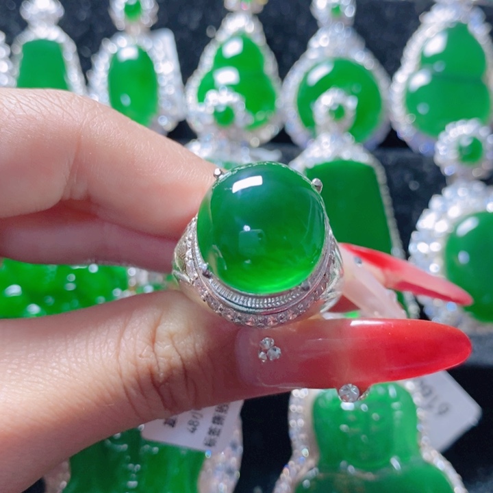 翡翠颈饰未镶嵌18。