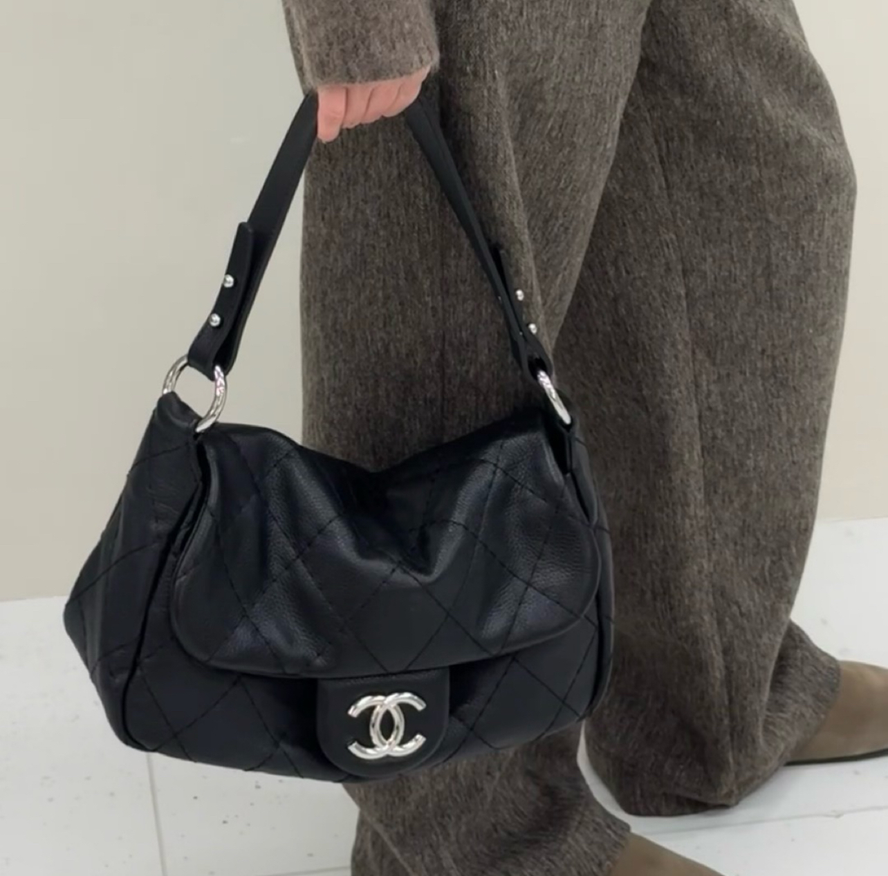 95新 Chanel/香奈儿 3813 Chanel黑银外缝线hobo包
