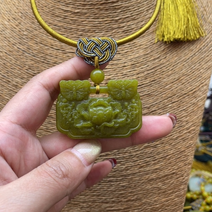 蛇纹石玉吊坠合金