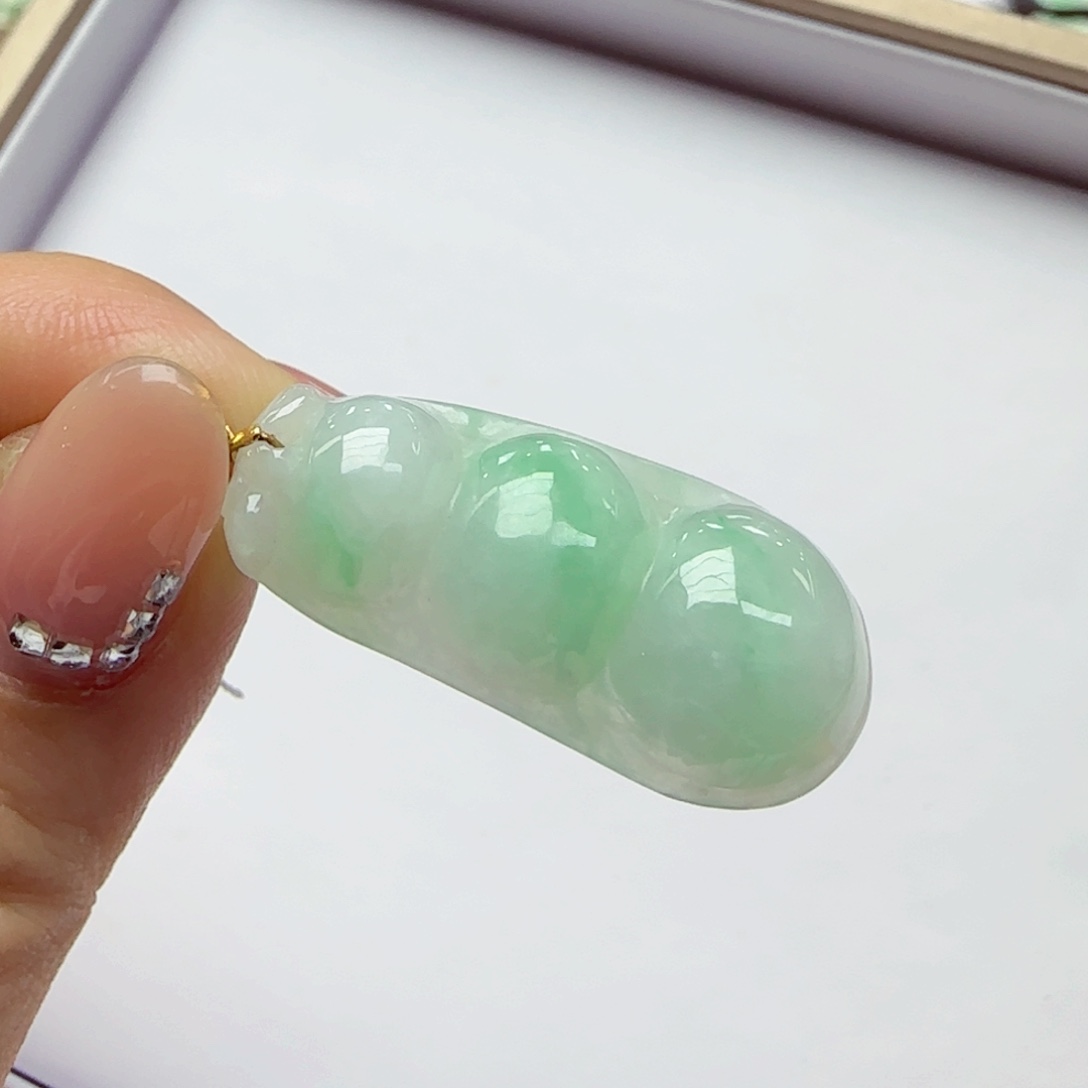 颈饰18K金镶嵌翡翠豆子