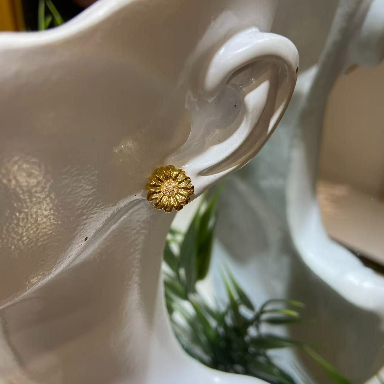 莫桑石【小民】莫桑石镶嵌18k小雏菊太阳花耳钉-HJ085（赠胶金耳堵）