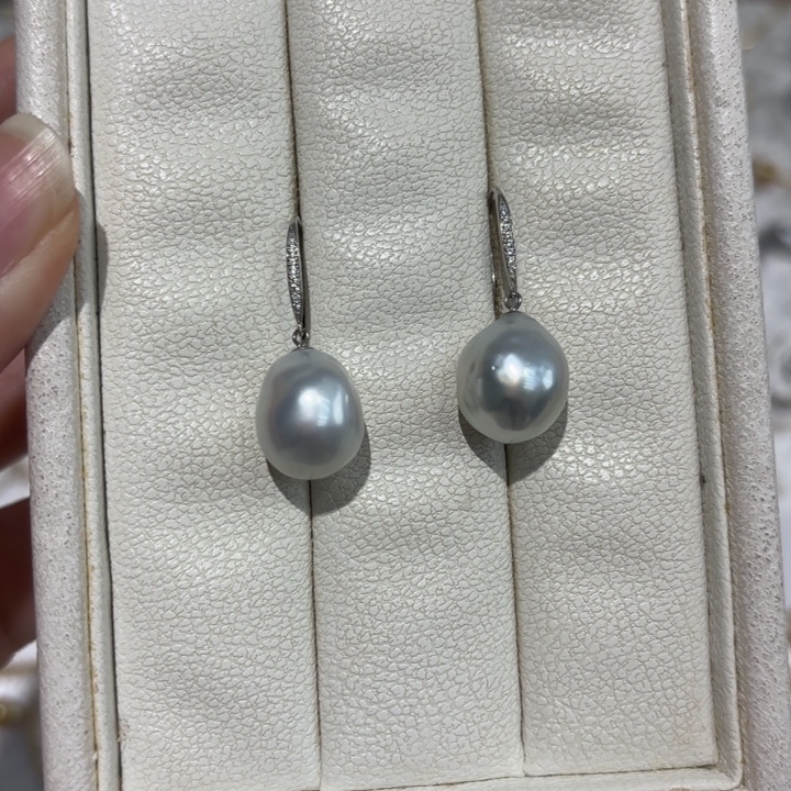 眉***舒海水珍珠耳饰铂Pt900镶嵌