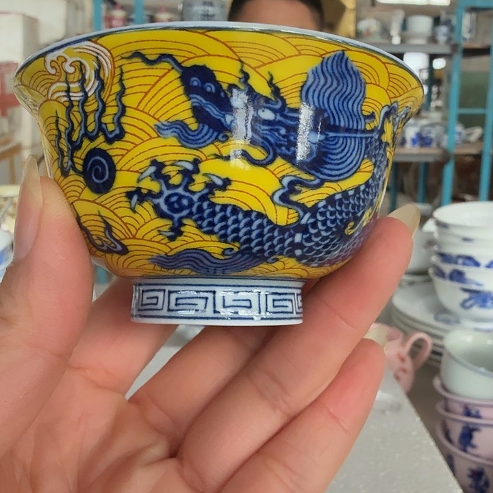 景德镇高温黄青花龙纹小压手主人杯1个