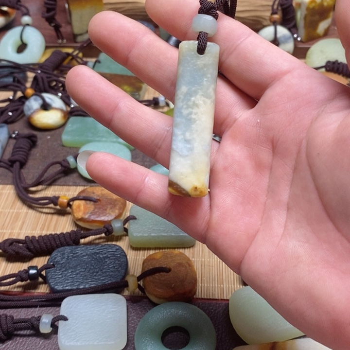 蛇纹石玉挂件未镶嵌