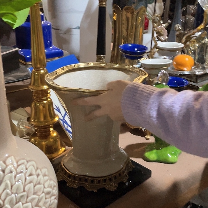 陶瓷花瓶，仿真绿植。