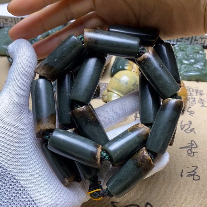 岫岩河磨玉（透闪石质玉）手持未镶嵌