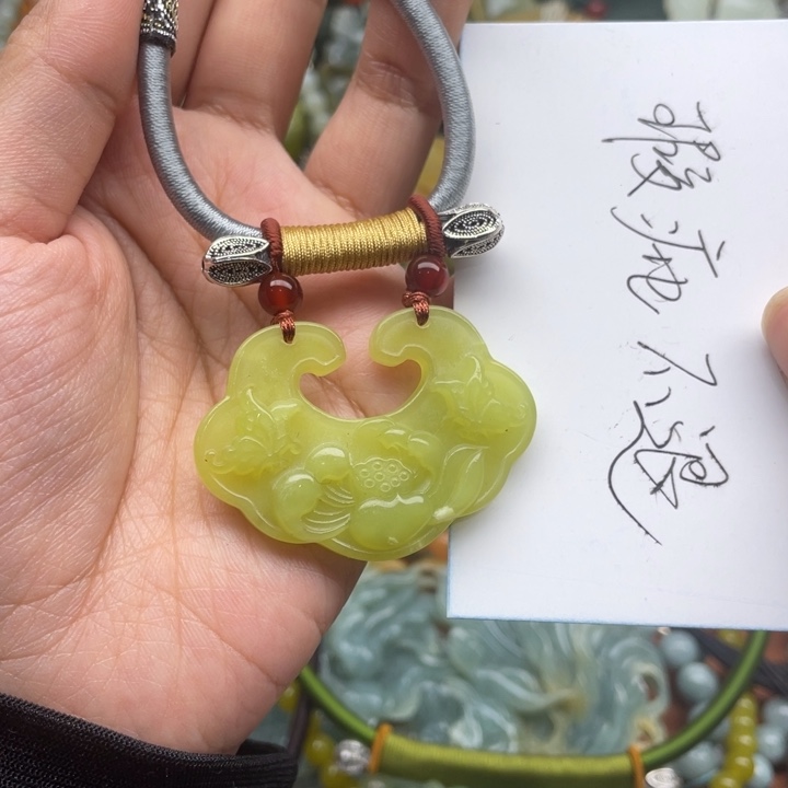 蛇纹石玉吊坠合金