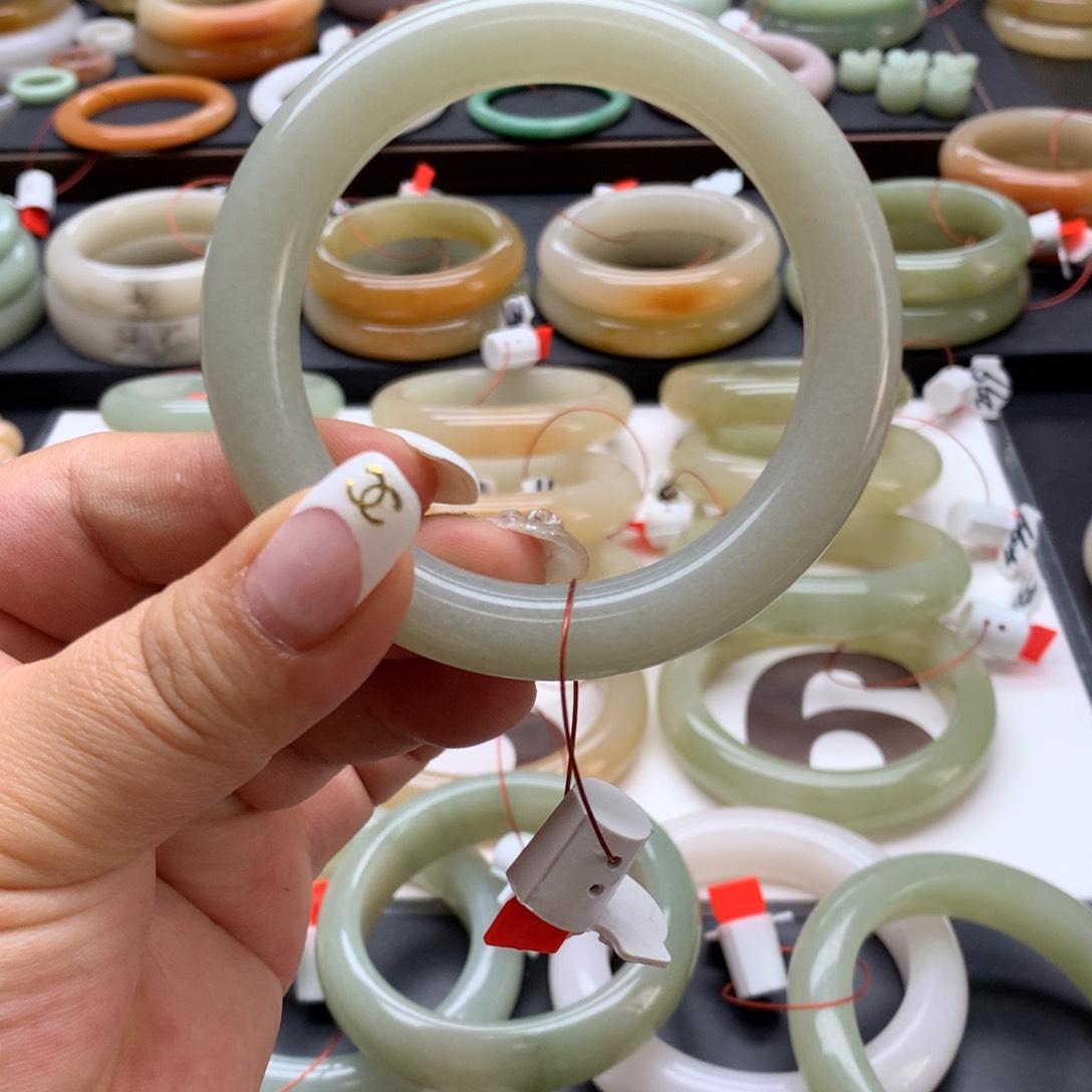 石英质玉手镯未镶嵌