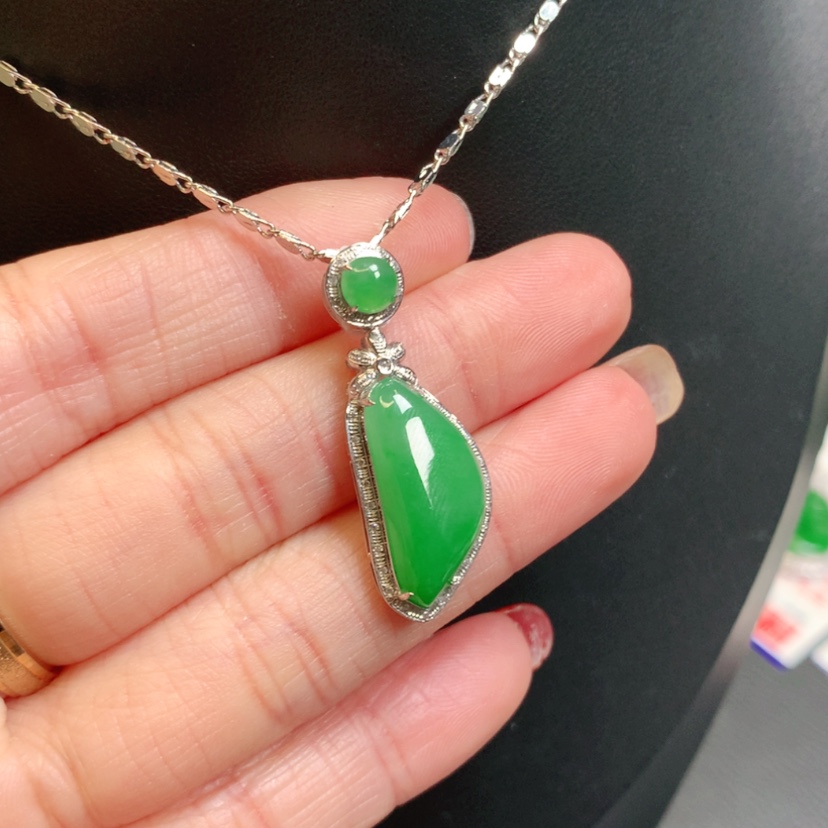 【闪购商品】翡翠吊坠(赠链)18K金镶嵌