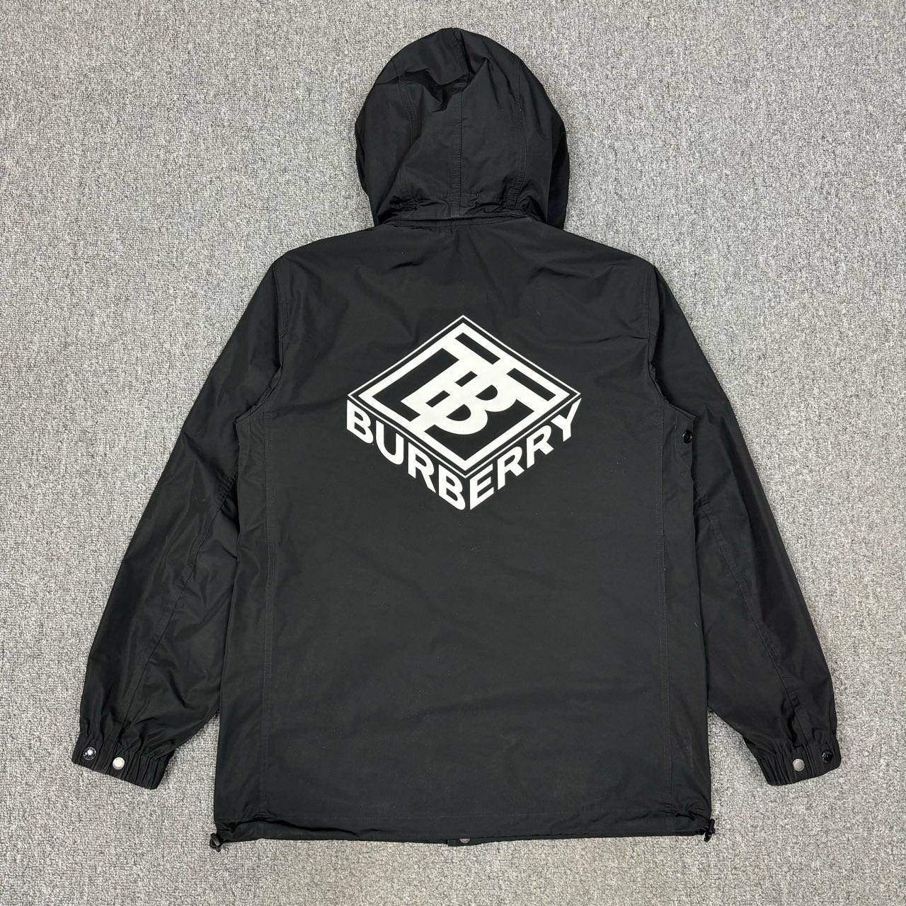 99新 BURBERRY/博柏利 12134729黑色背后logo冲锋衣外套 48码99新