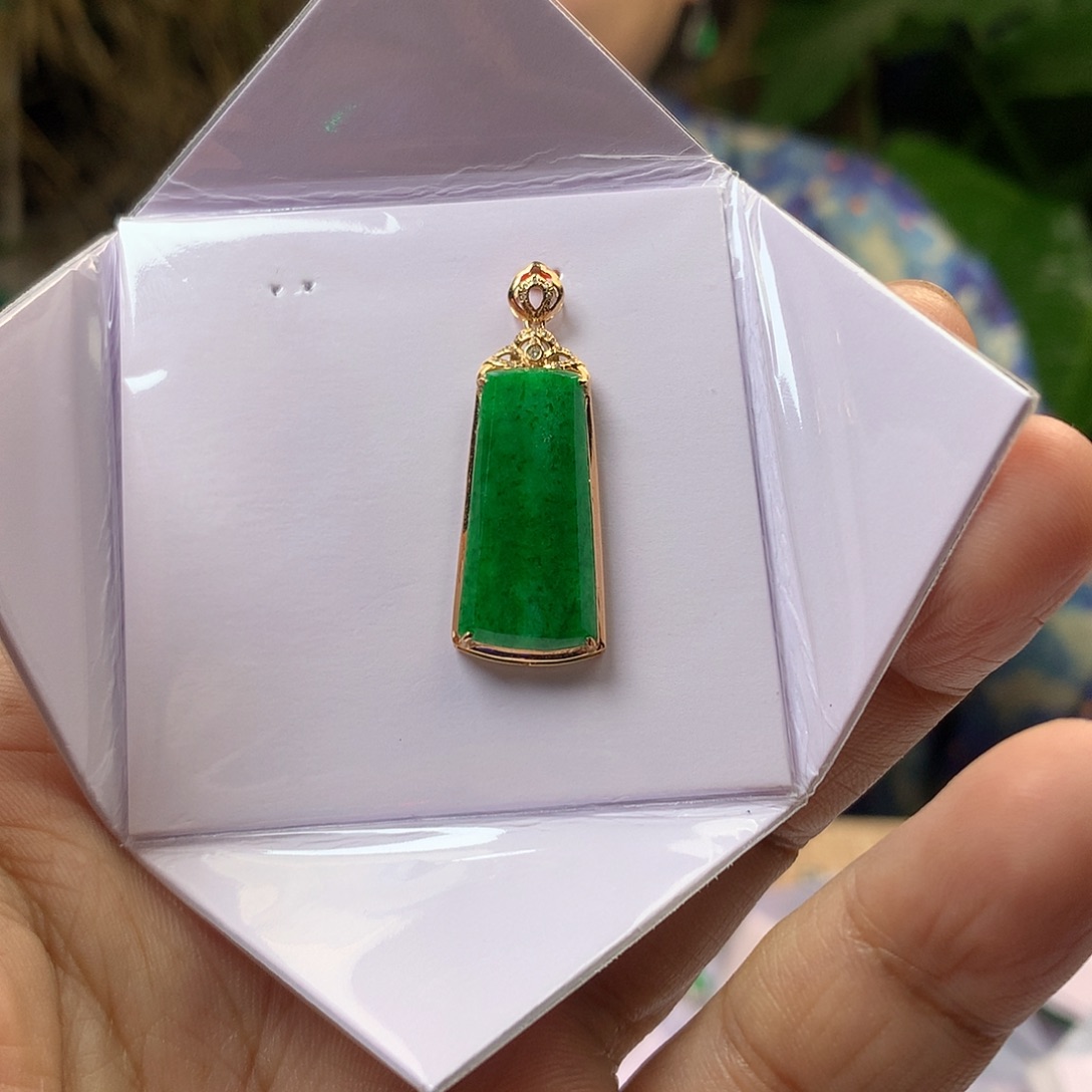 *****翡翠18K金镶嵌颈饰