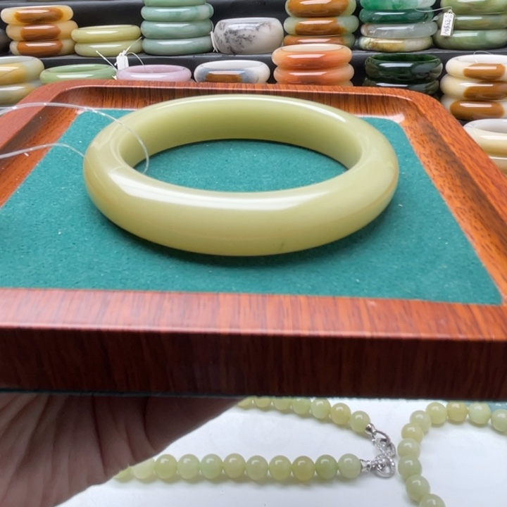 石英质玉手镯未镶嵌