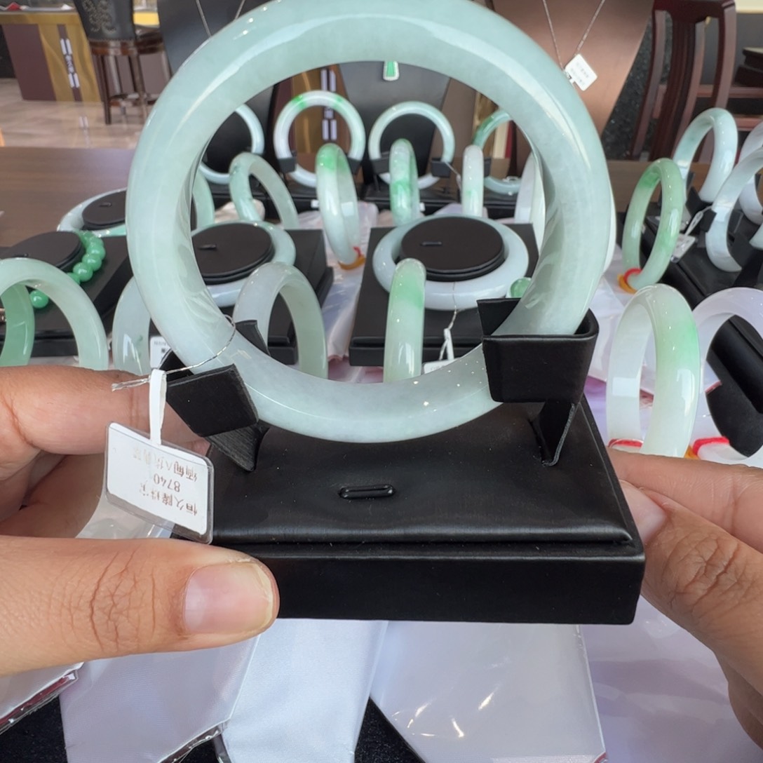 翡翠手镯未镶嵌果绿