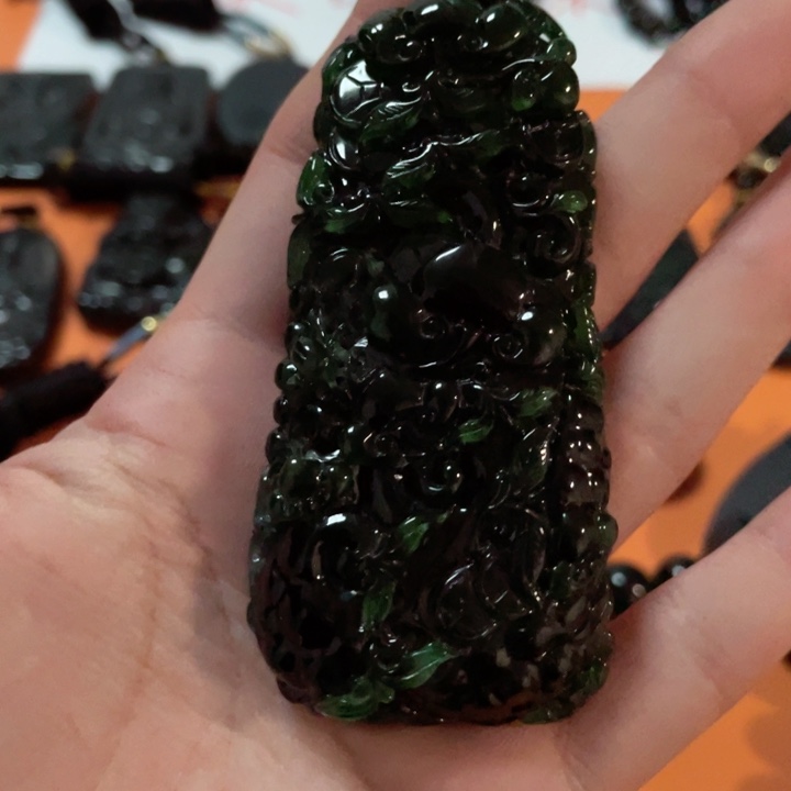 翡翠颈饰未镶嵌山**?