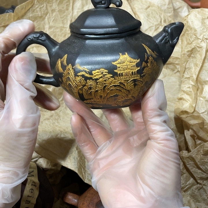 茶壶紫砂矿泥料，手工制作的一把紫砂壶。