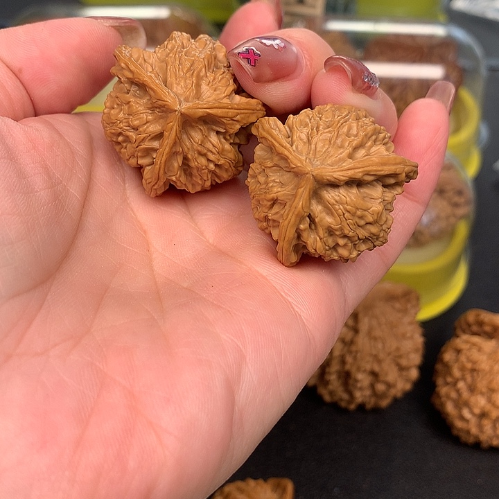 文玩核桃吊坠M****?33三棱