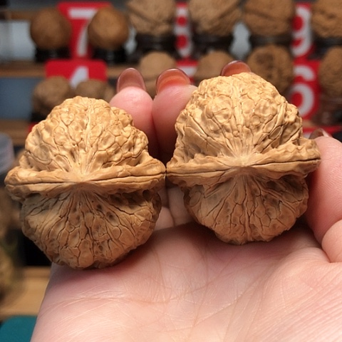 文玩核桃把件缕****了云南铁核桃