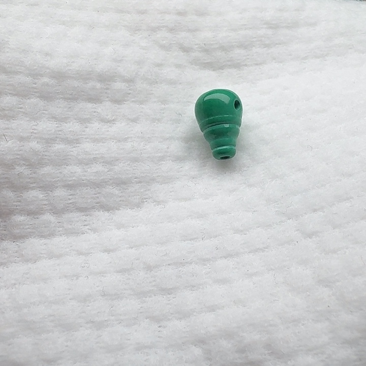 尺寸：对孔8.7左右绿三通一颗，适合搭配3,4,5,6的串