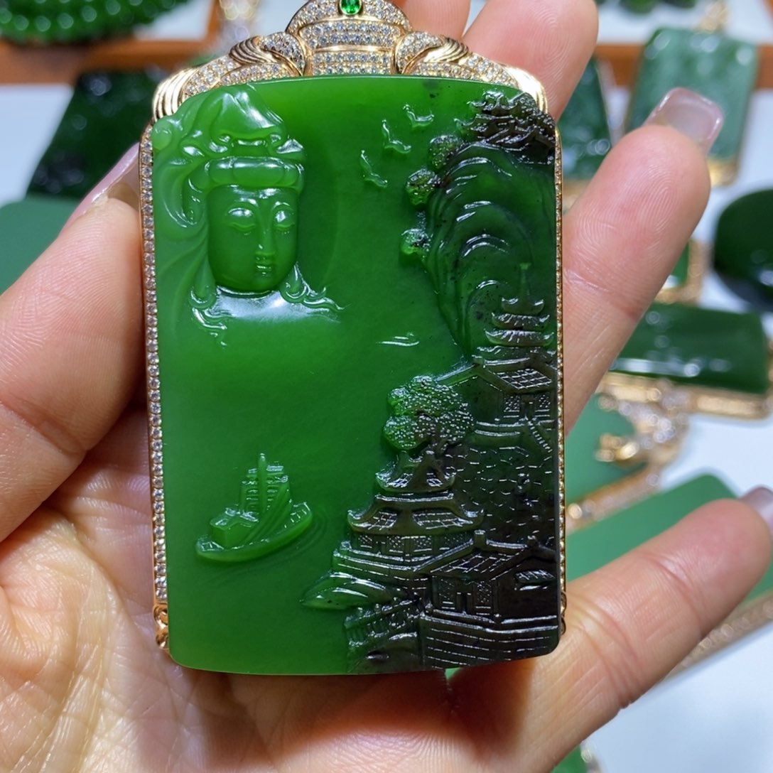 和田玉（碧玉）颈饰18K金镶嵌芒**莓