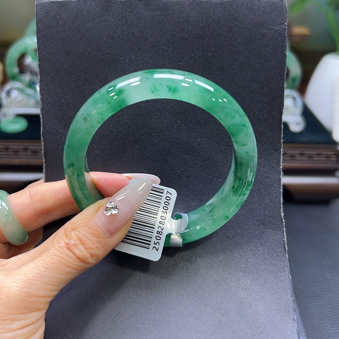 小****石英质玉（非洲翠）未镶嵌手镯