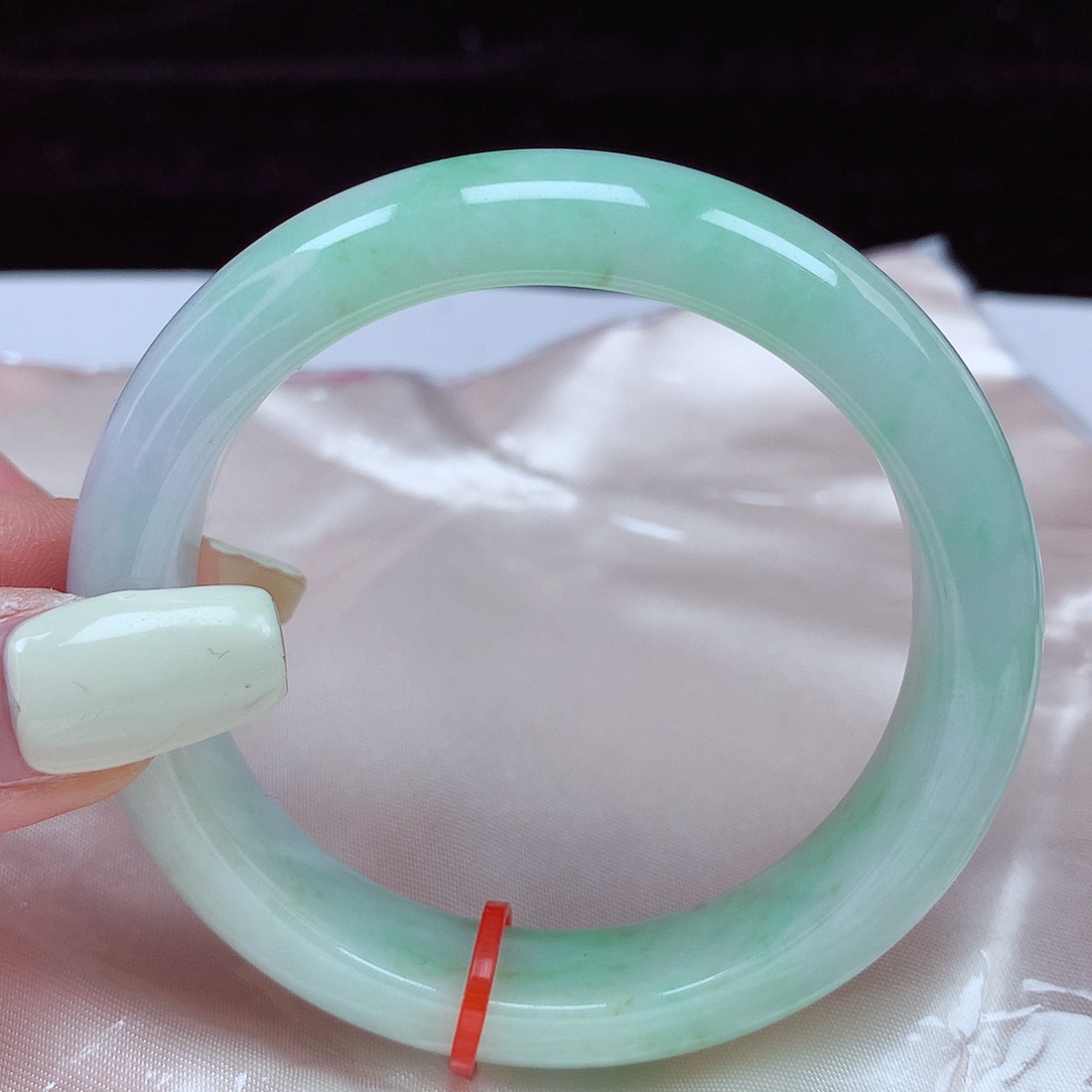 翡翠手镯未镶嵌54圈