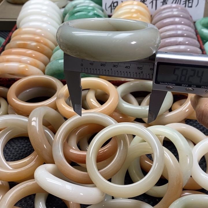 石英质玉未镶嵌手镯