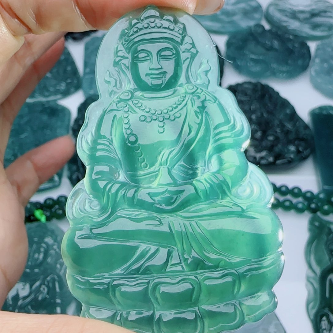 雨***步翡翠未镶嵌颈饰多样性发货天然的A货翡翠