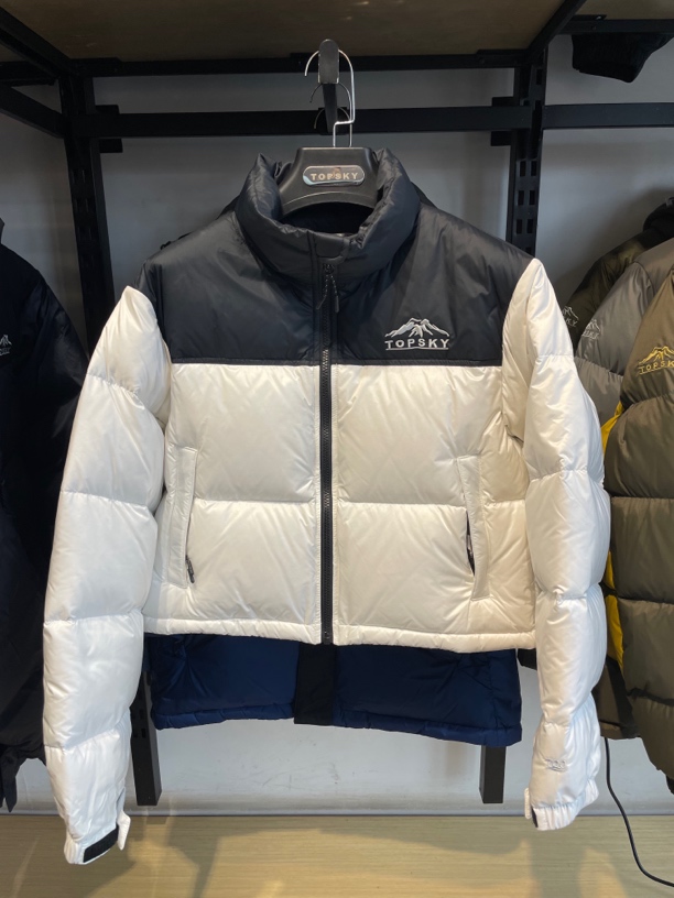 女士短款厚羽绒防寒适合冬季出行