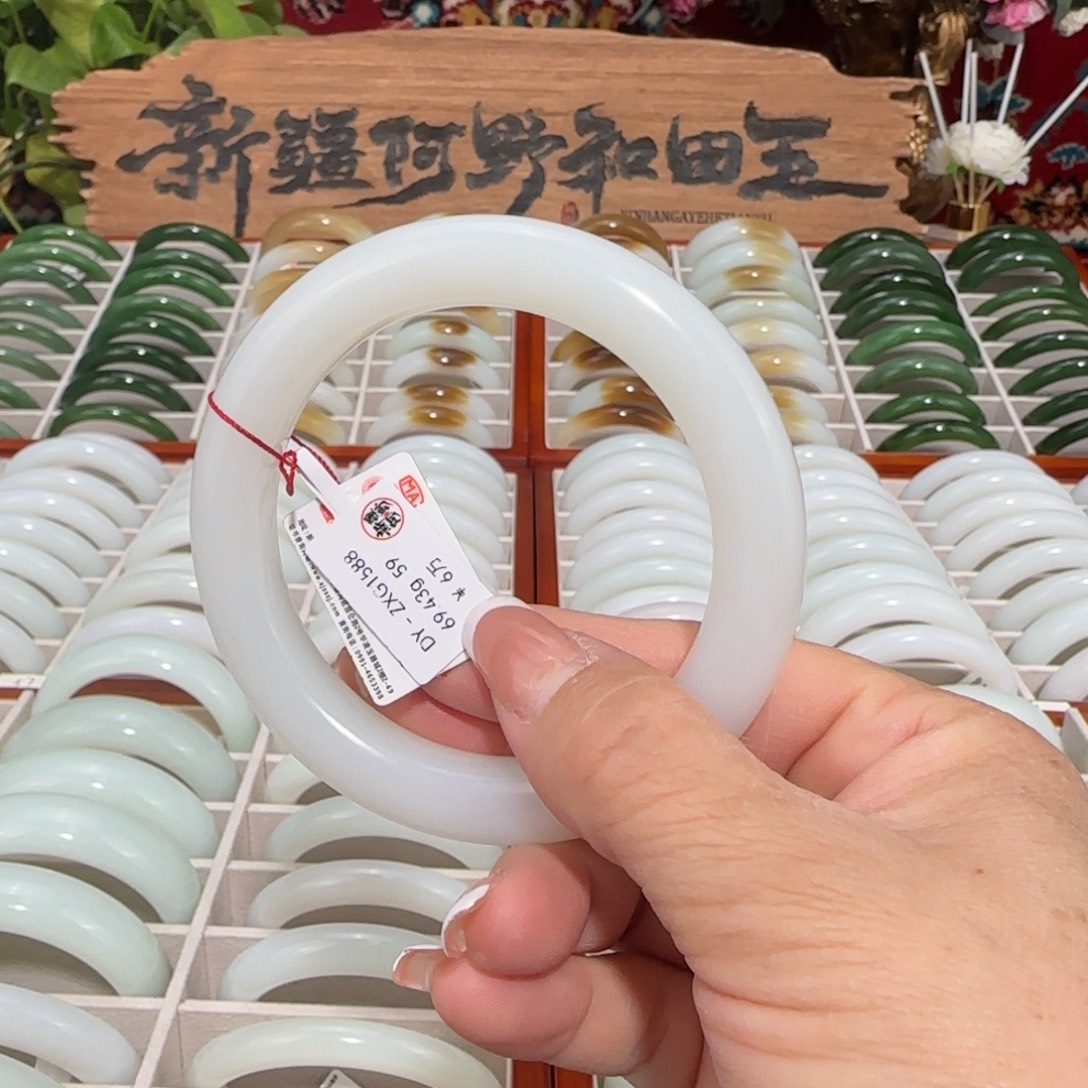 和田玉未镶嵌手镯天然羊脂优雅且末老坑