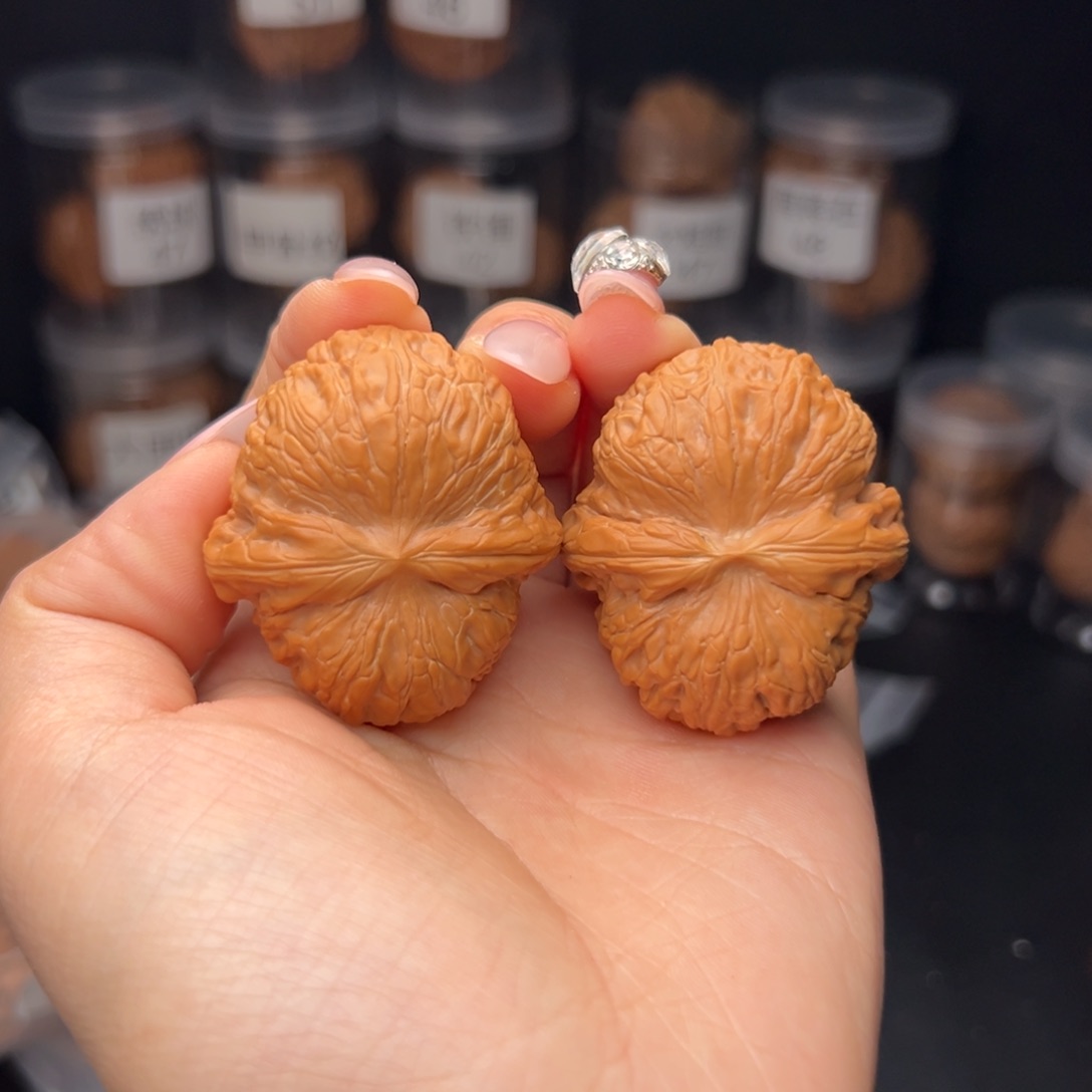 文玩核桃吊坠一***。元宝