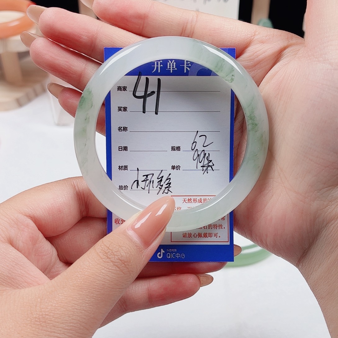 小***余石英质玉未镶嵌手镯