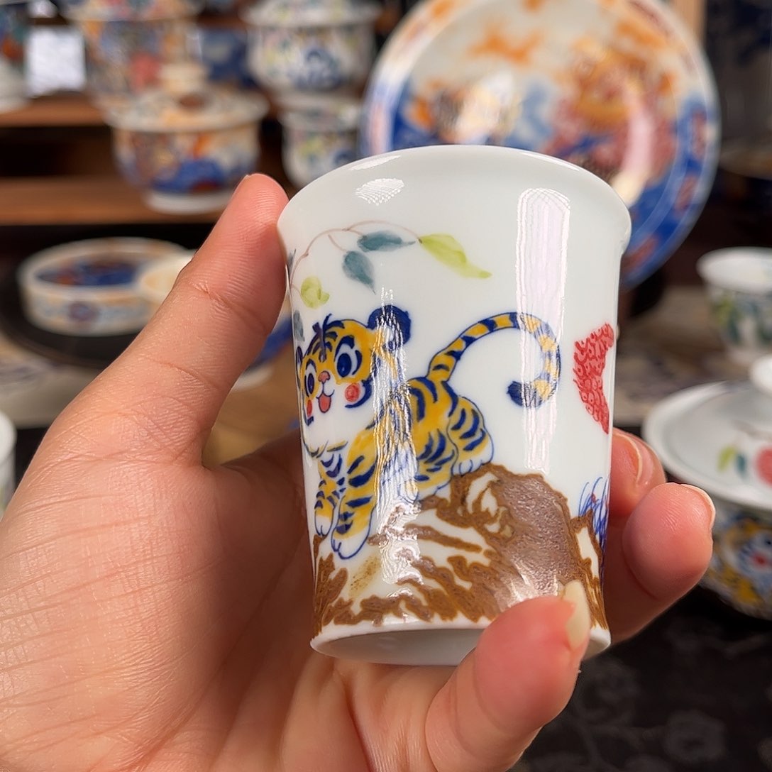 釉下五彩小老虎闻香杯