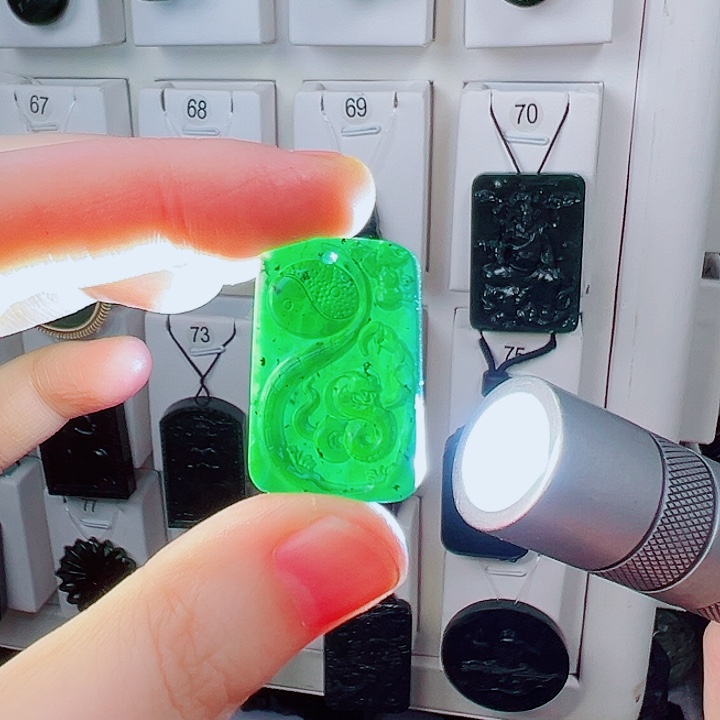 蛇纹石玉颈饰未镶嵌