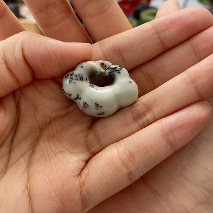 颈饰未镶嵌透闪石质玉