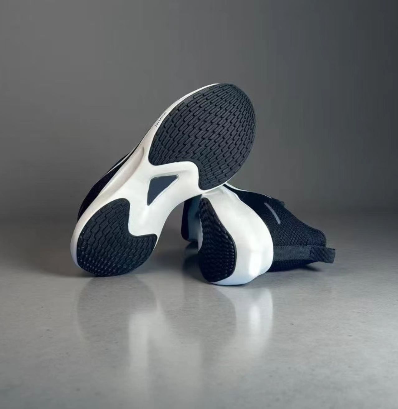 【现货】正品断码时尚百搭透气网面潮鞋夏季跑步鞋运动休闲减震鞋00