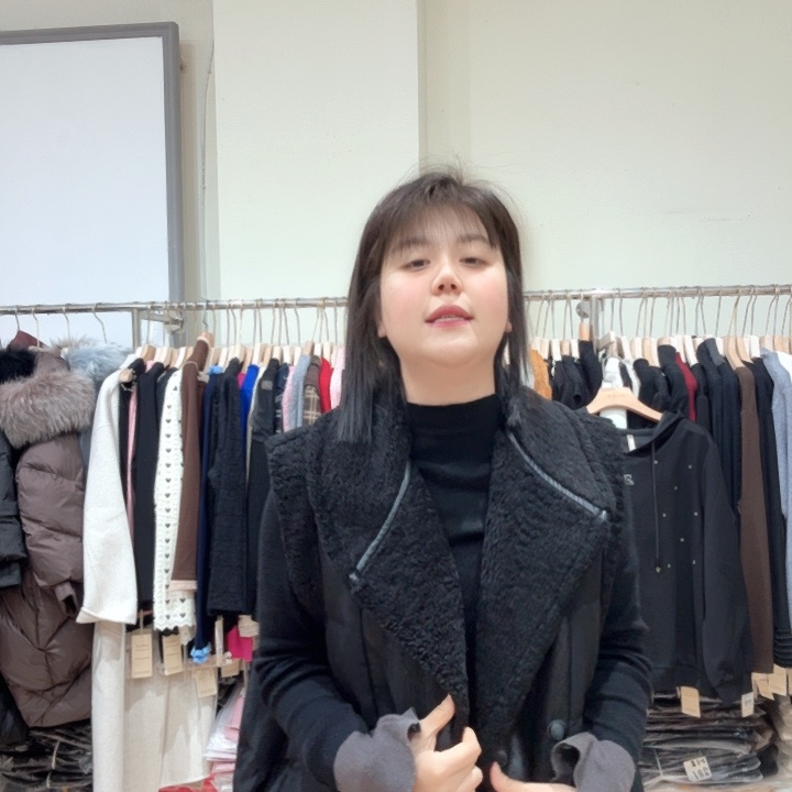 梅****芮娜依莲芮娜依莲