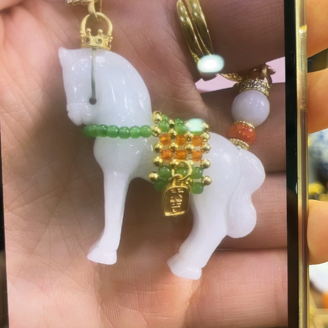 翡翠未镶嵌颈饰一马当先