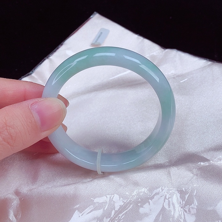 翡翠手镯未镶嵌翡翠