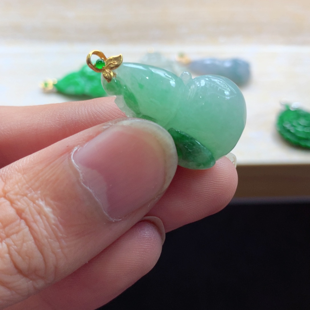 翡翠18K金镶嵌颈饰吊坠