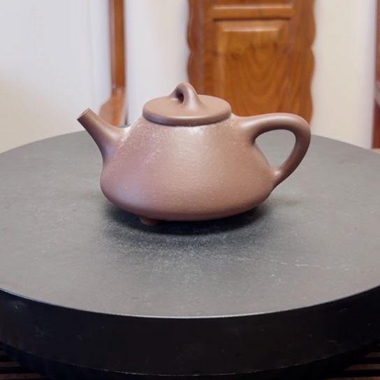 紫砂茶壶黄龙山原矿底槽清半手工（200 cc）