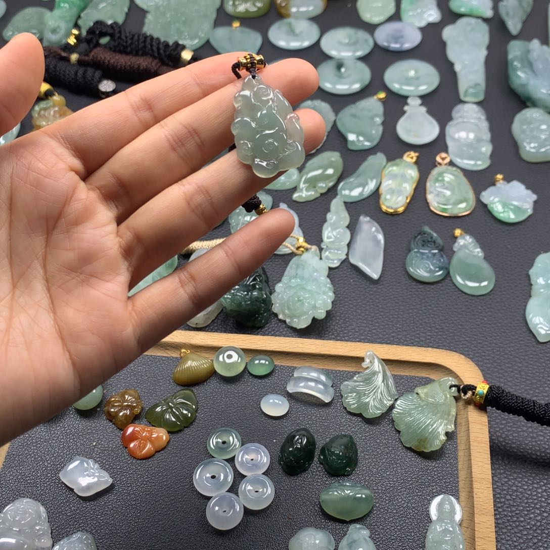 翡翠颈饰未镶嵌九尾狐