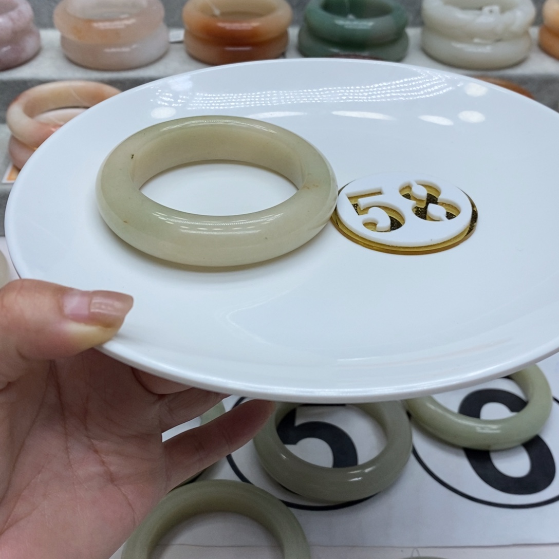 石英质玉未镶嵌手镯